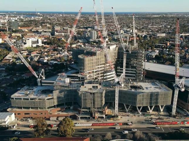 Aerial view of the new Footscray Hospital. There are several cranes.