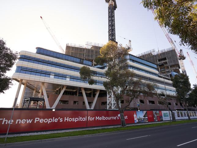 New Footscray Hospital facade installation