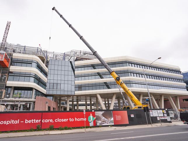 Facade being installed on the new Footscray Hospital