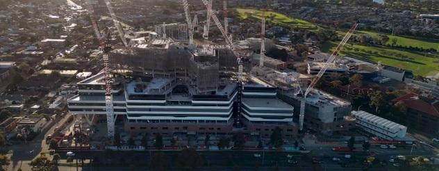 Aerial view of the new Footscray Hospital. There are several cranes.